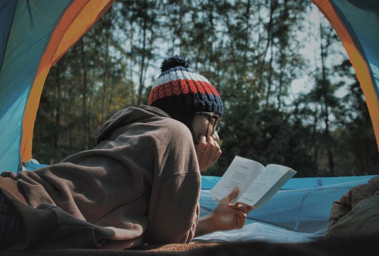 Le Tan - Reading a book - Unsplash