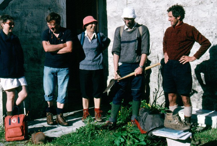 Caroline Wickham-Jones (l) Knoydart work party June 1998 - Denis Mollison