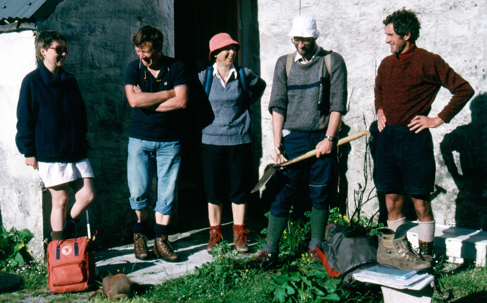Caroline Wickham-Jones (l) Knoydart work party June 1998 - Dennis Mollison