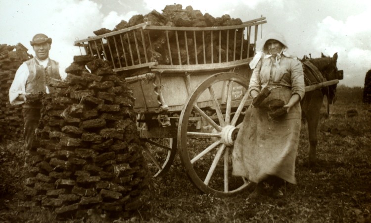 Peat extraction in 1905 - Public Domain image from Wikimedia Commons - by A.E.Hasse