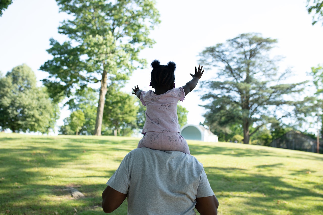 Daddy and daughter in nature (nappy.co)