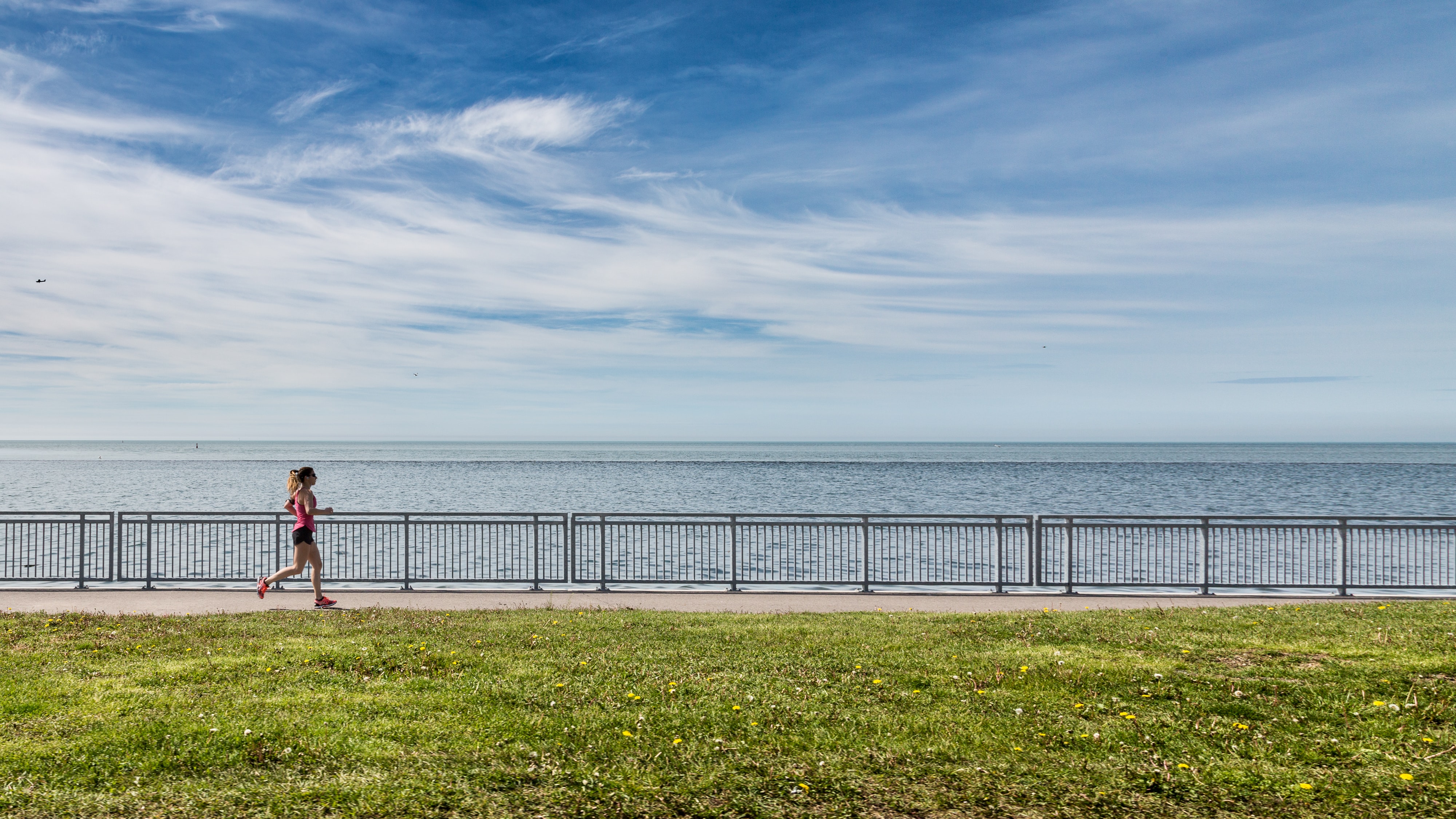 Jogging by the sea (unsplash)