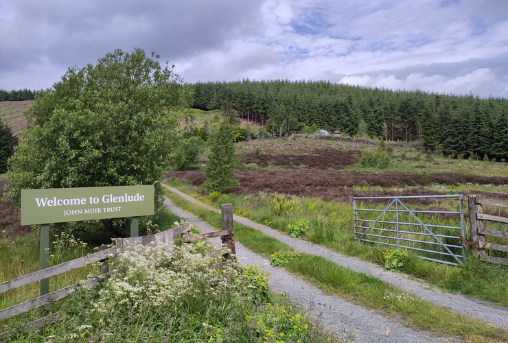 Glenlude gate and welcome sign