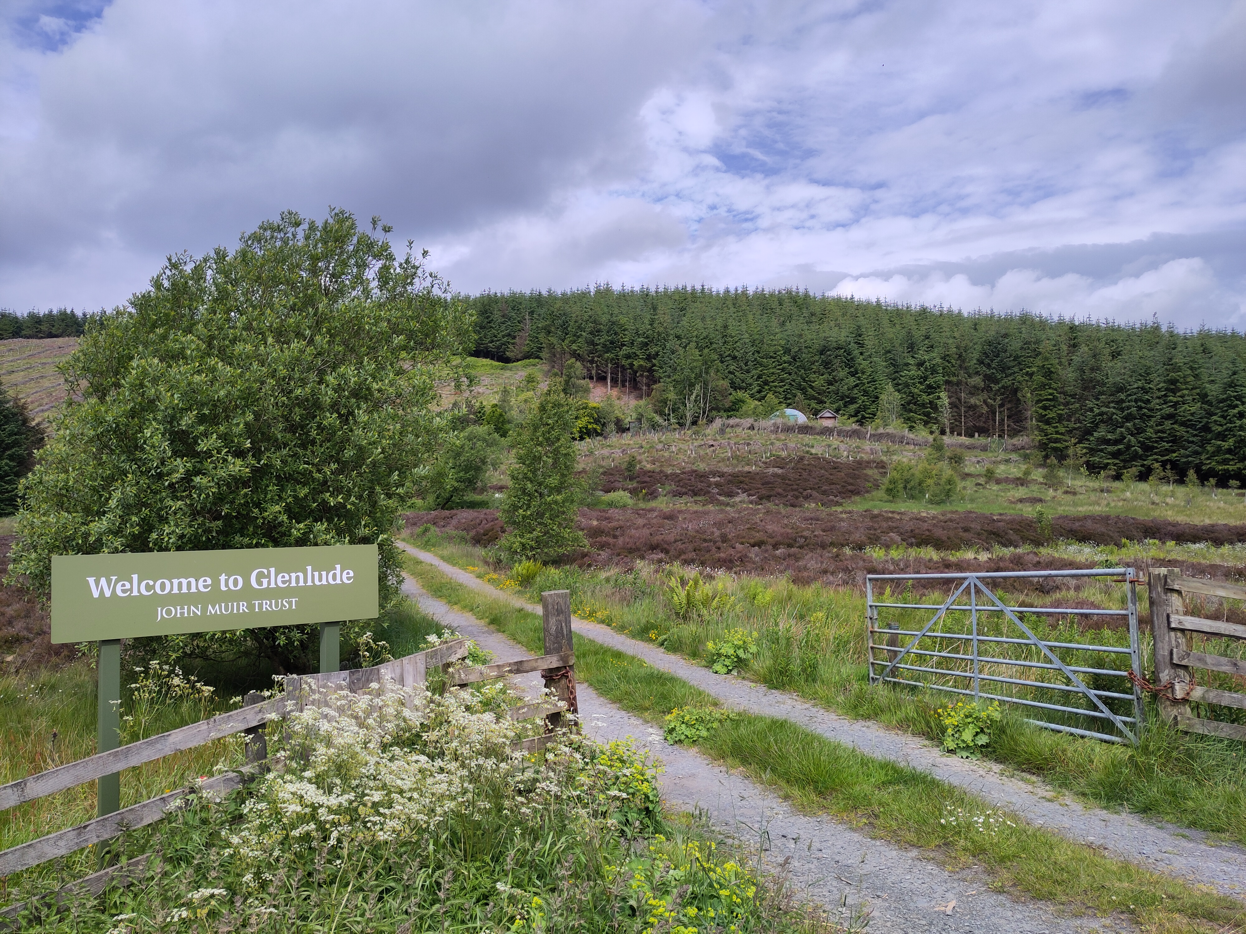 Glenlude gate and welcome sign